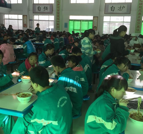 学生就餐